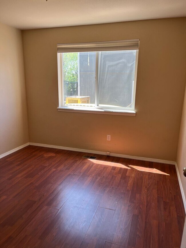 Building Photo - Beautiful 4 bedroom 2 bathroom single family house with Fenced backyard and 3 car garage