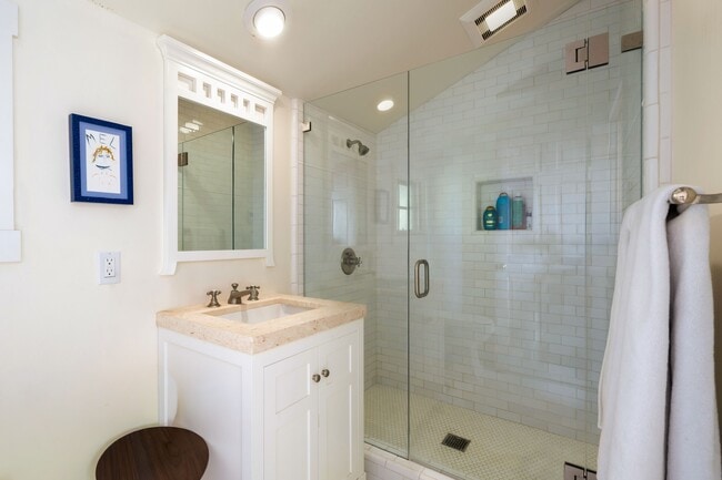 Building Photo - 2915 Hidden Valley Ln