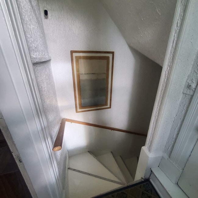 Building Photo - 2451 Maplewood Ave