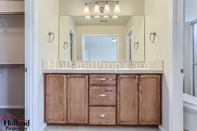 Building Photo - 1094 SE Alika Ave