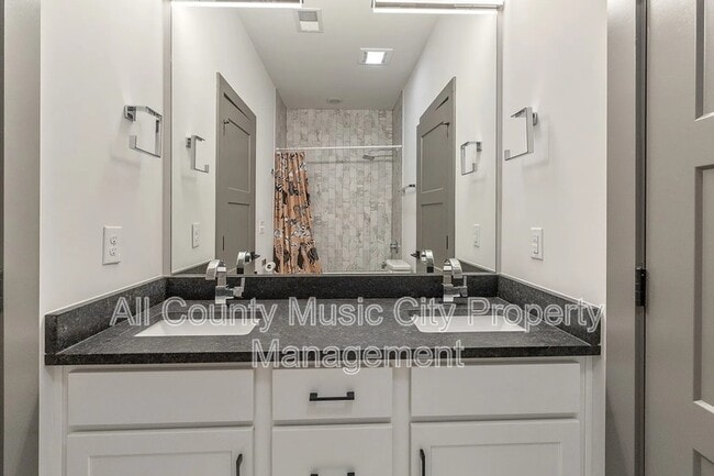 Building Photo - 1507B 14th Ave N