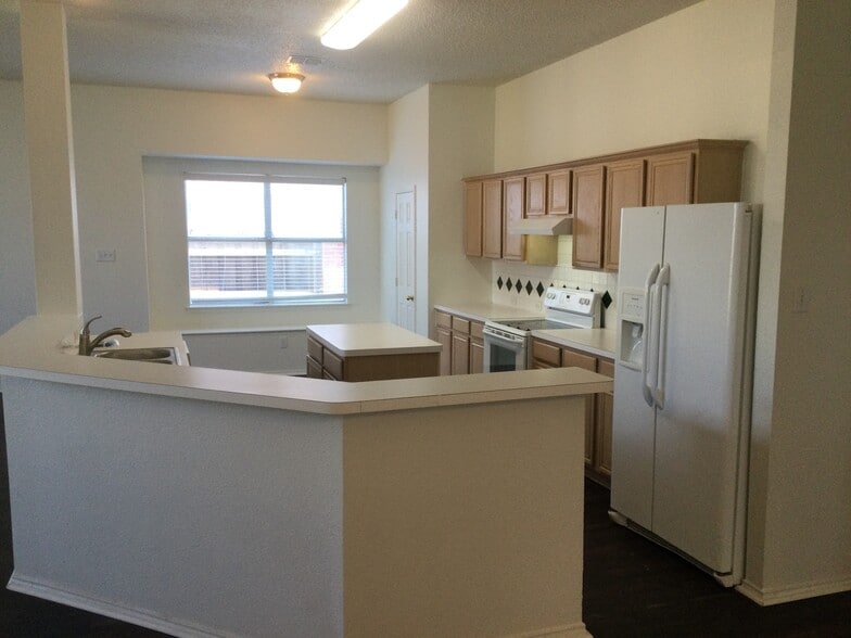 Building Photo - 300 Trailwood Dr