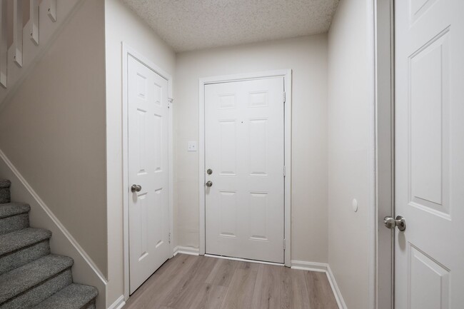 Building Photo - Newly Renovated 3 Bedrooms 2.5 Bathroom Home