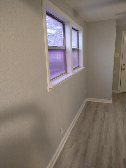 Building Photo - 502 E Lott Ave