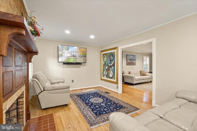 Building Photo - 7421 Beverly Manor Dr