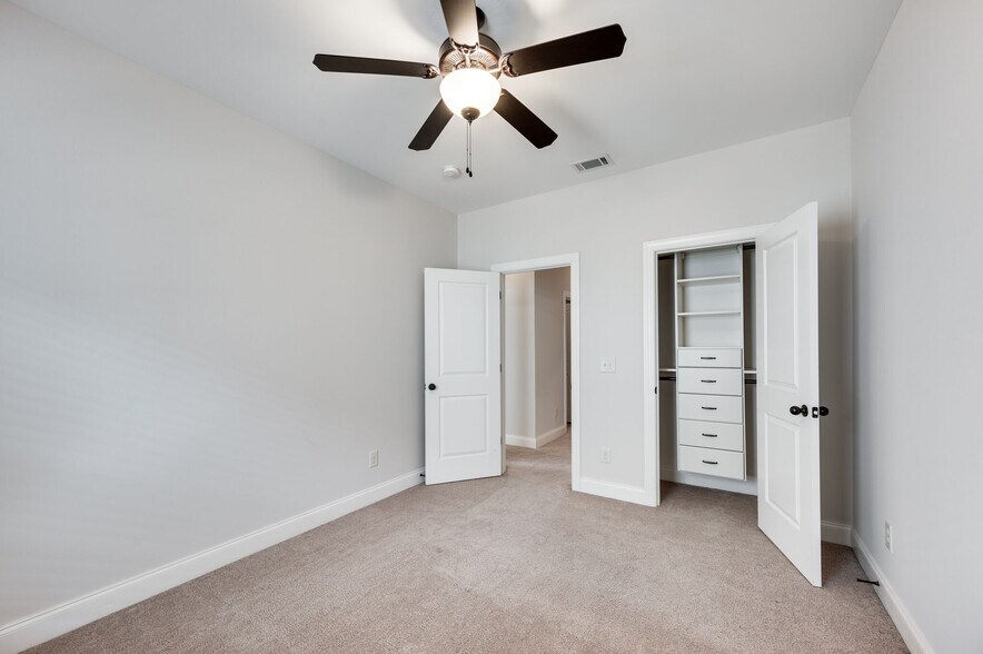 Building Photo - 1325 Moher Blvd