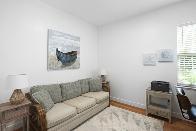 Building Photo - 211 Hampton Cir