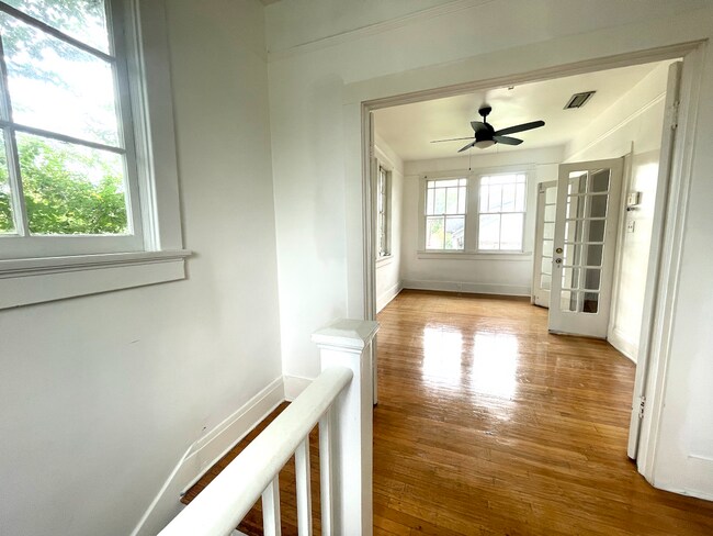 Building Photo - AVAILABLE JUNE 2026 Stunning 3 bed/2 bath with sunroom!