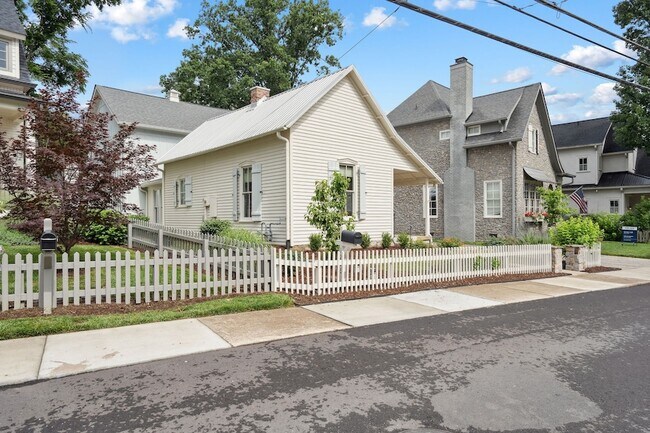 Building Photo - 1226 Adams St