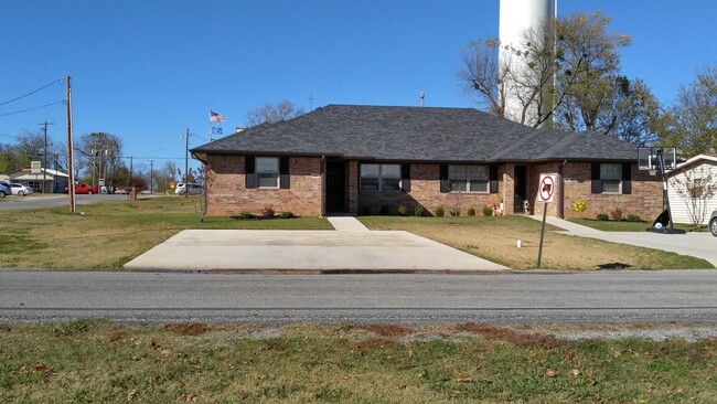 Driveway and front of unit. - 101 N 1st St