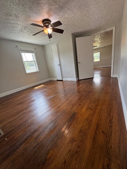 Building Photo - 401 Hollingsworth Cir