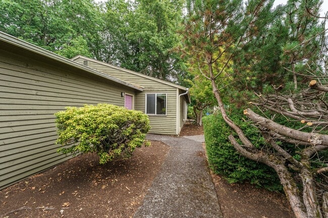 Building Photo - 2 Bedroom 2 Bath with single car garage