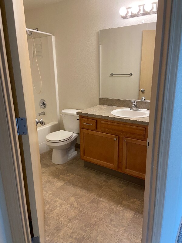 Building Photo - 250 40th Ct