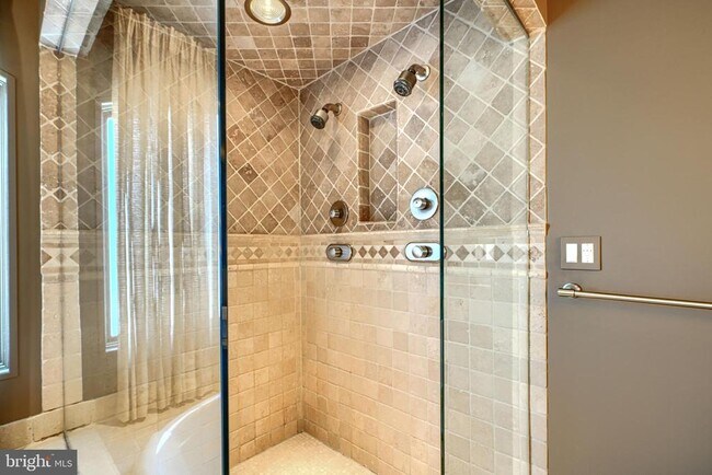 Building Photo - 1301 Hull St