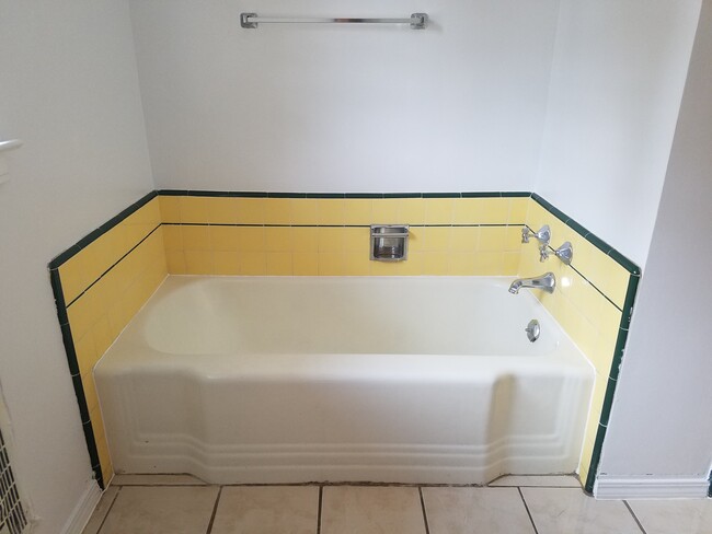 Building Photo - 961 N Fruit Ave