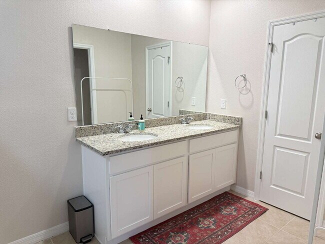 Building Photo - Large 4 Bedroom/2.5 Bathroom Home in Thompson Grove