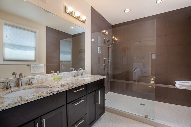 Building Photo - Charming Modern Home in Kenilworth