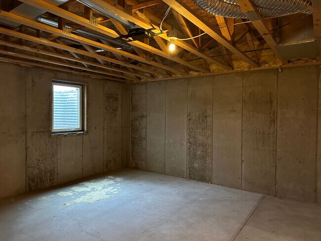 Building Photo - 4 Bedroom Townhome