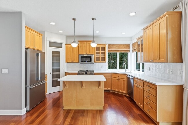 Building Photo - Beautiful 3 Bedroom/2.5 Lake Oswego