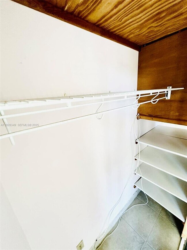 Building Photo - 330 SE 2nd St