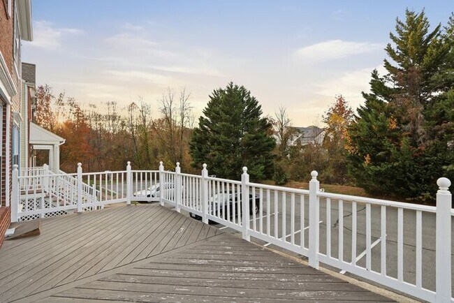 Building Photo - 15663 Viewpoint Cir