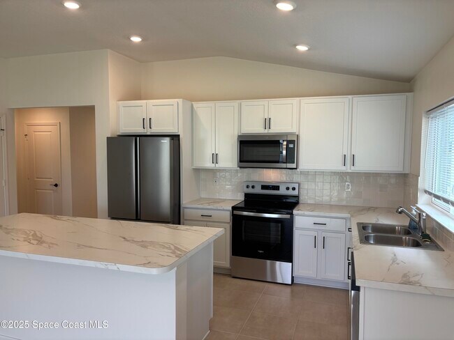 Building Photo - 724 Hatton Ln SE