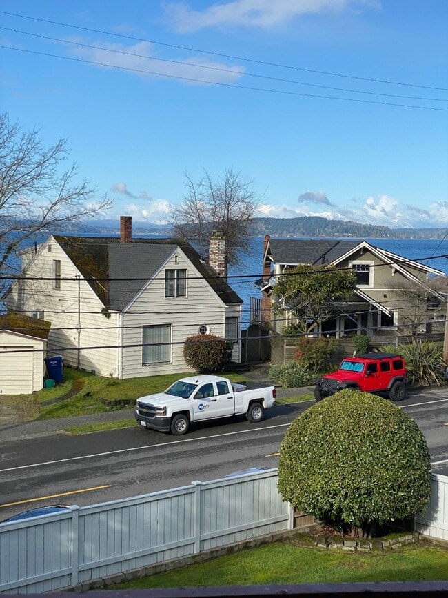 Building Photo - 3816 Beach Dr SW