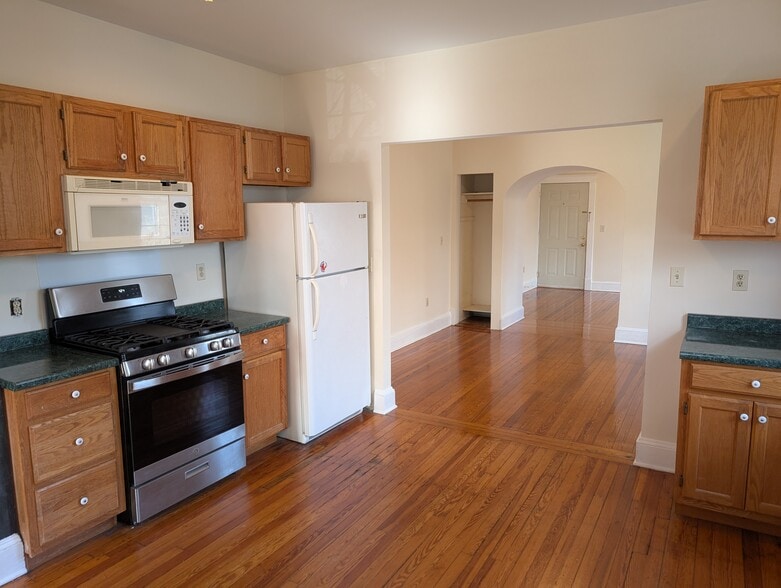 Building Photo - 20 Maple St