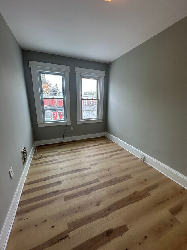 Building Photo - Beautifully Renovated 3-Bedroom Twin Home ...