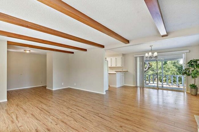 Building Photo - 735 Oak Knoll Dr