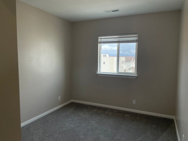 Building Photo - Gorgeous Desert Color Home!