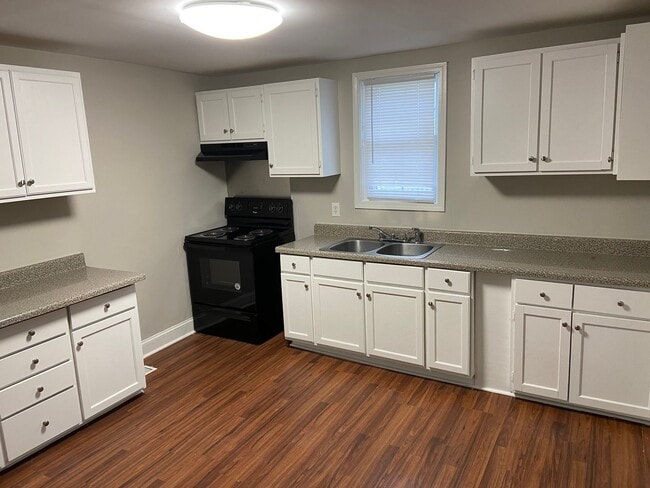 Building Photo - Historic 3 bedroom home near courthouse square in Murfreesboro