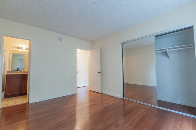Building Photo - Beautiful 2 bed 2 bath for rent