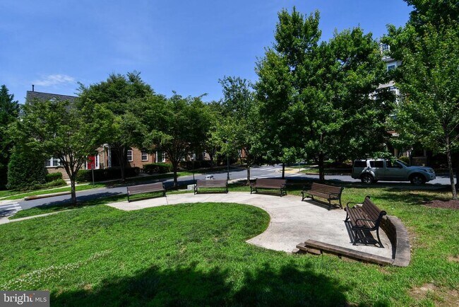 Building Photo - 589 Cedar Spring St