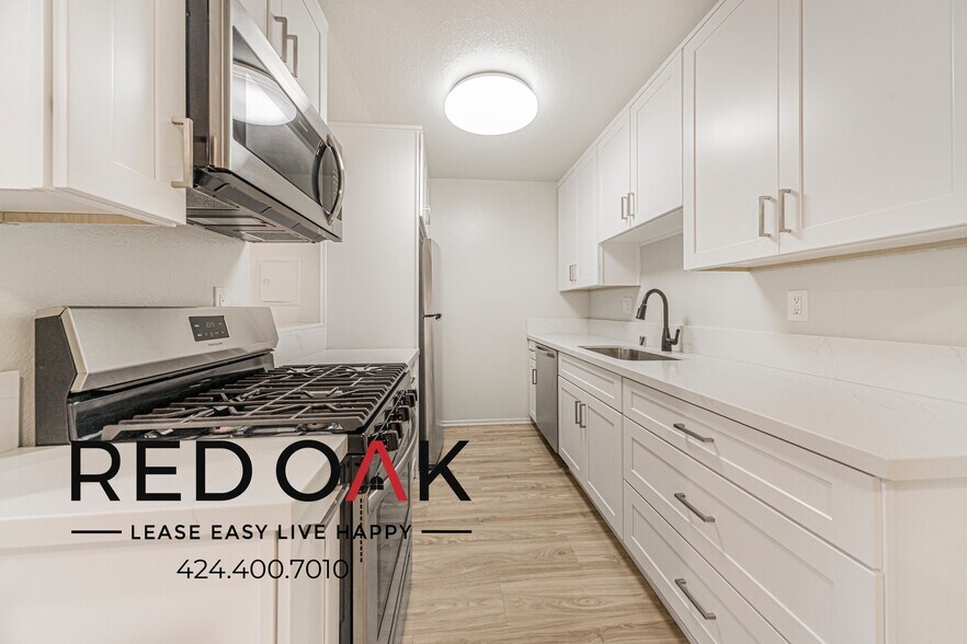 Building Photo - 15050 Moorpark St