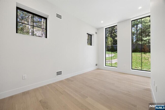 Building Photo - 242 Hardenburgh Ave