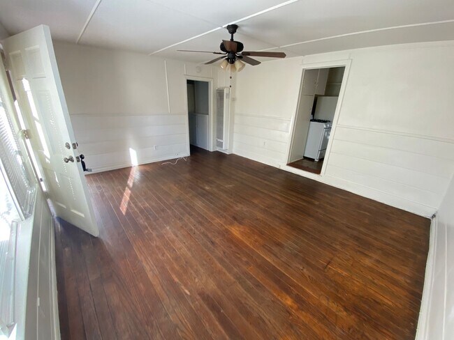 Building Photo - Cozy one bedroom one bath located on pch!