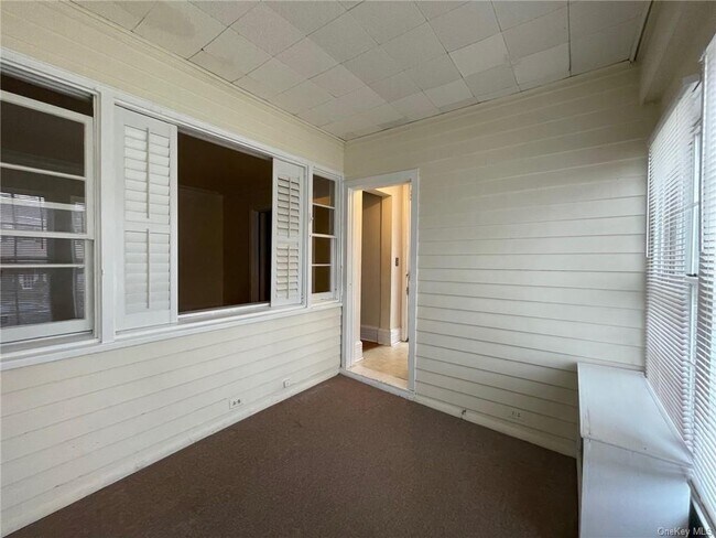 Building Photo - 68 Mason St