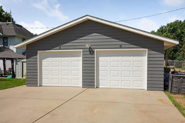 Building Photo - 212 Lake St E