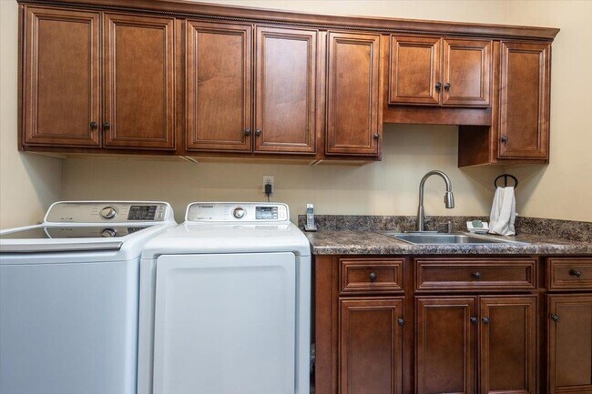 Building Photo - 5208 Prairie Sky Dr