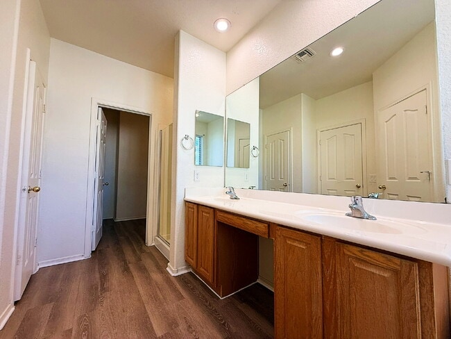 Building Photo - "Charming 3-Bed, 2-Bath Oasis with 1,430 Sq Ft in Phoenix's Heart!"