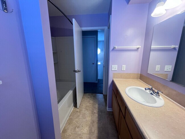 Building Photo - Updated 2 Bedroom Side by Side Duplex!