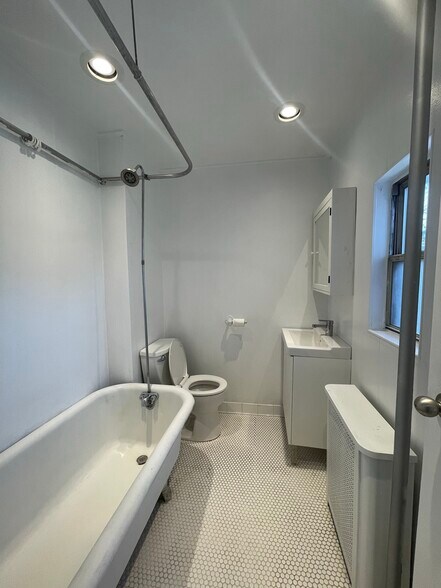 Bathroom - 397 Manhattan Ave