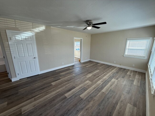 Building Photo - 3 bed 2 bath house with garage