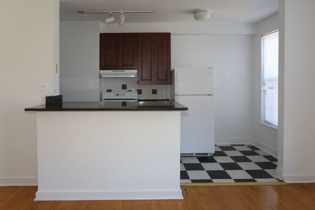 Building Photo - 941 W Carmen Ave