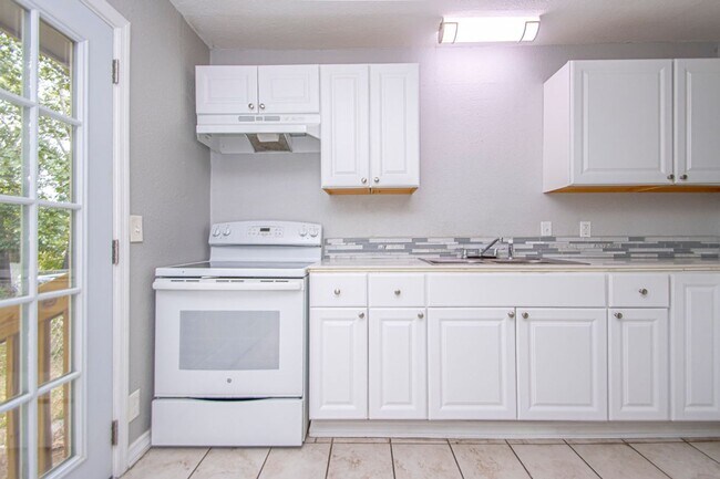 Building Photo - Charming 3-Bedroom Home with Large Fenced Backyard in Little Rock!