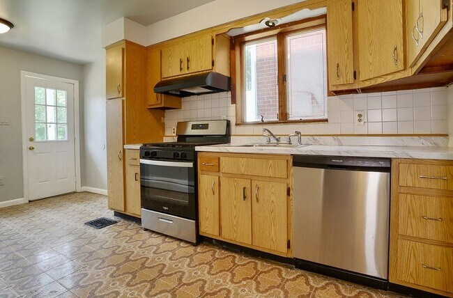 Building Photo - 97 Sanford Pl