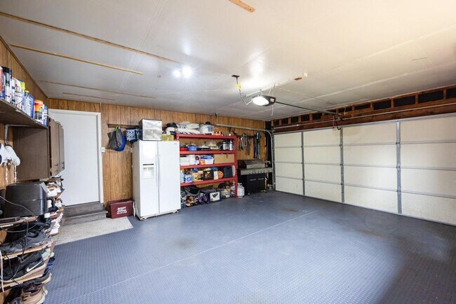 Building Photo - Amazing 3 Bedroom and 2 Full Bath Home For Rent in Greece Available Now.