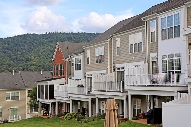 Building Photo - Dog-Friendly Avinity Townhome With Mountain Views
