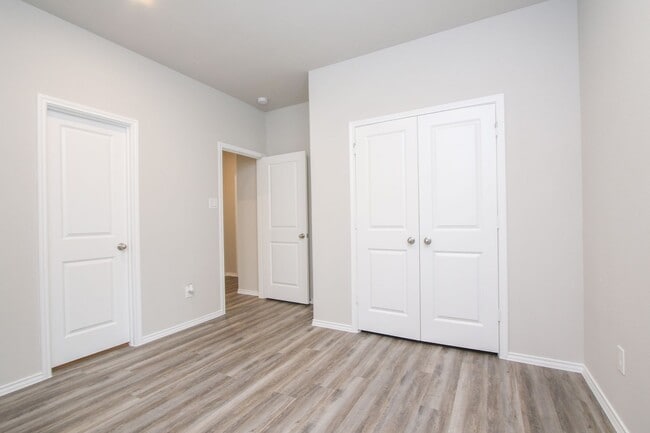 Building Photo - Beautiful 3 Bedroom / 2 Bathroom home in 7...